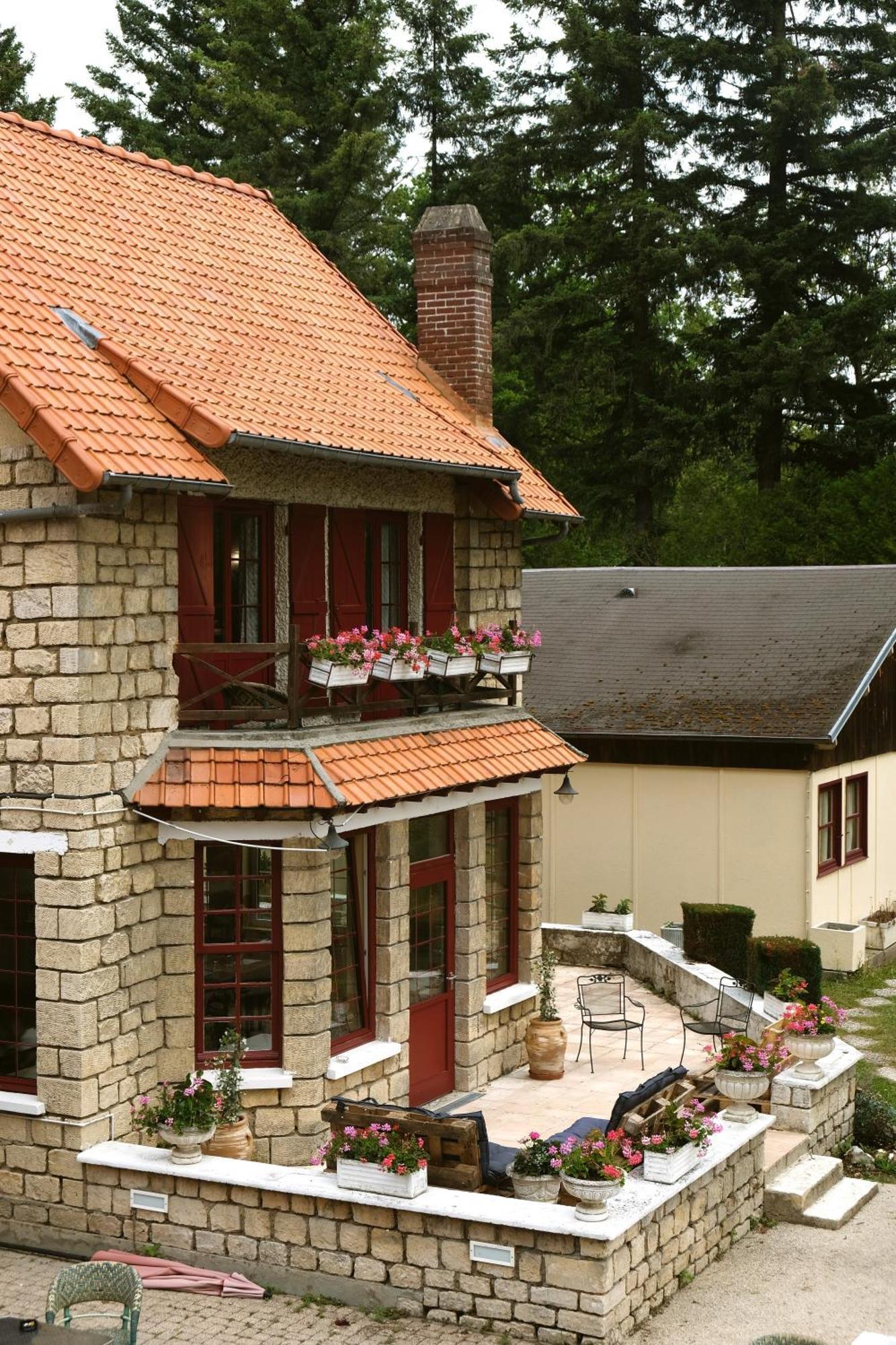 Hostellerie Du Lys Lamorlaye Exterior foto